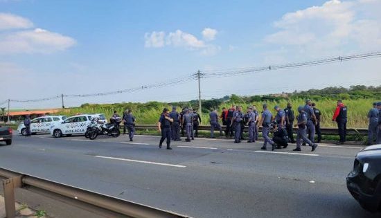 Segundo informações da Guarda Municipal de Paulínia, a equipe da corporação se envolveu na situação quando começou a perseguir um veículo roubado em Sumaré, que passou pelo município em fuga