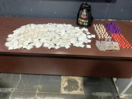 individuo preso com drogas pela Força Tática