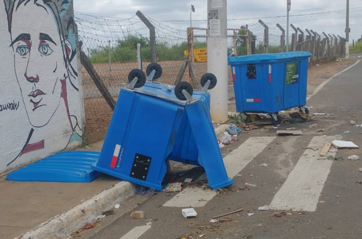 Caçambas de lixo são destruídas no Jardim Amanda - Hortolândia